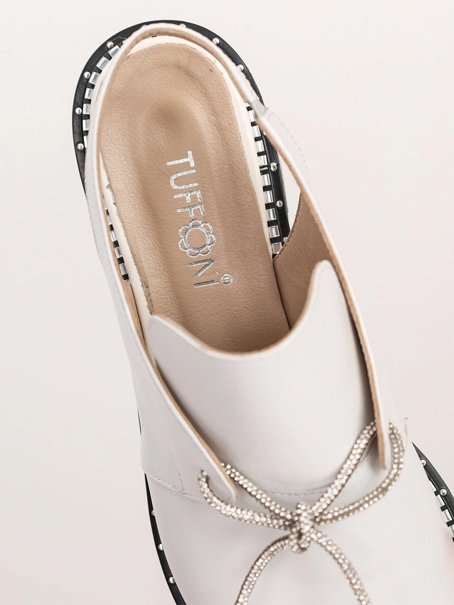 Сандалии белые с декором кристаллами